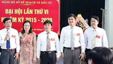 Ông Lê Phước Hoài Bảo (thứ 2 từ phải sang trái) vừa được bổ nhiệm làm Giám đốc Sở Kế hoạch Đầu tư tỉnh Quảng Nam. Ảnh: Sở Kế hoạch - đầu tư