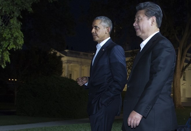 Tổng thống Mỹ Barack Obama tản bộ cùng Chủ tịch Trung Quốc Tập Cận Bình (Nguồn: AFP)