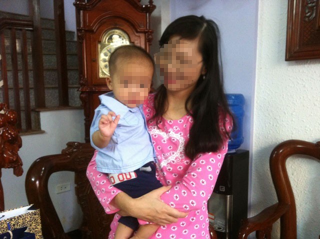 Cô giáo mầm non Phạm Thị C.L và cháu bé được cho là con của trưởng phòng QLĐT
