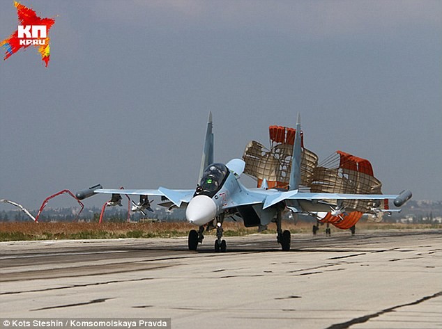 Máy bay chiến đấu Nga trở về căn cứ Latakia (Syria) sau khi xuất kích làm nhiệm vụ 