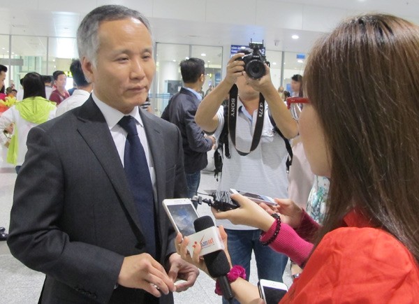 Trưởng đoàn đàm phán Trần Quốc Khánh trả lời PV ngay sau khi xuống sân bay tối 6/10. 