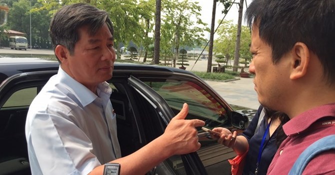 Bộ trưởng Bùi Quang Vinh chia sẻ thêm với báo chí về áp lực của bộ, sau khi kết thúc phiên thảo luận.