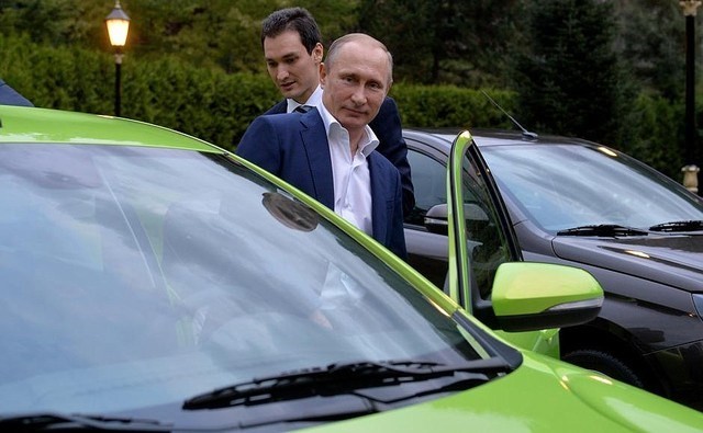 Tổng thống Nga tự tay lái chiếc xe giá rẻ Lada Vesta đi dự sự kiện
