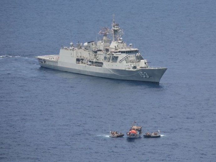 Tàu hải quân Úc HMAS Stuart. Úc đang cân nhắc cho tàu áp sát đảo nhân tạo Trung Quốc xây phi pháp ở Trường Sa, sau khi Mỹ đã tiến hành chuyến tuần tra bằng tàu khu trục USS Lassen ngày 27.10 - Ảnh: Bộ Quốc phòng Úc