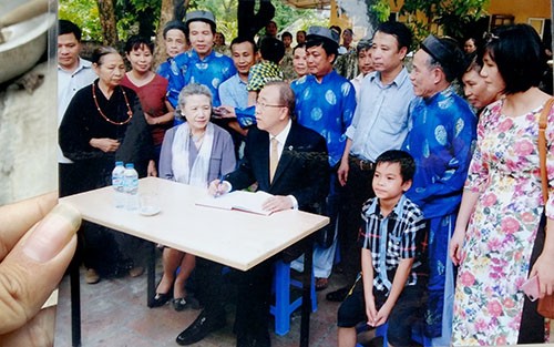 Hình ảnh chuyến viếng thăm nhà thờ Phan Huy Chú của ông Ban Ki-moon đã được gửi về để lưu giữ tại nhà thờ chính ở xã Thạch Châu. Ảnh: Đức Hùng