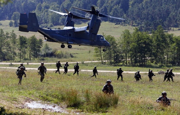 Binh sĩ NATO tâp trận tại Baltic