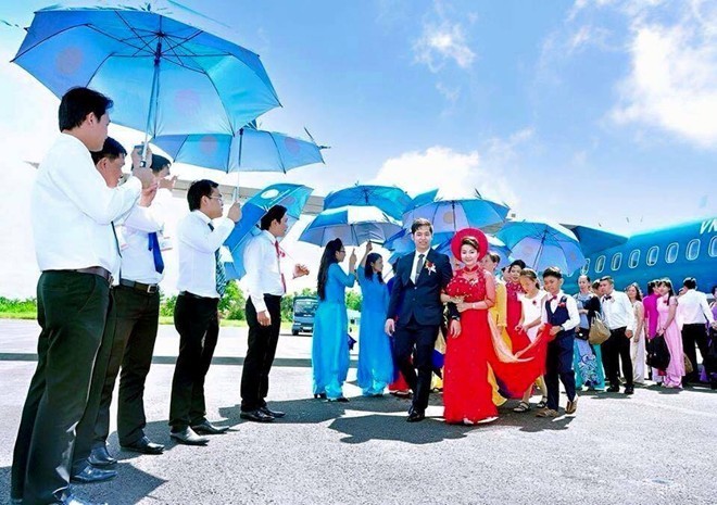 Cặp đôi đẹp của đám rước dâu bằng máy bay VNA cũng là những 9X thừa kế gia sản lớn tại Bạc Liêu và Đồng Nai. Ảnh: NVCC.