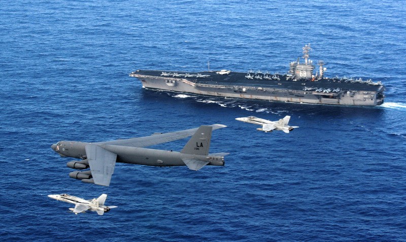 Mỹ vừa điều "pháo đài bay" B-52 diễu qua đảo nhân tạo Trung Quốc xây trái phép ở Biển Đông để thị uy