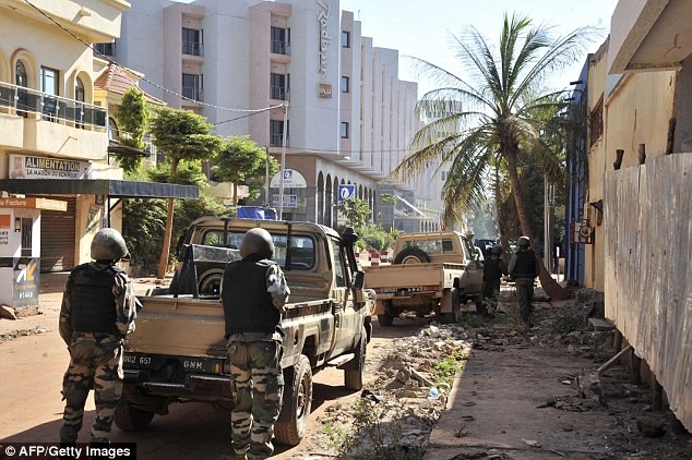 Binh sĩ Mali bao vây khách sạn trước khi thực hiện chiến dịch giải cứu con tin