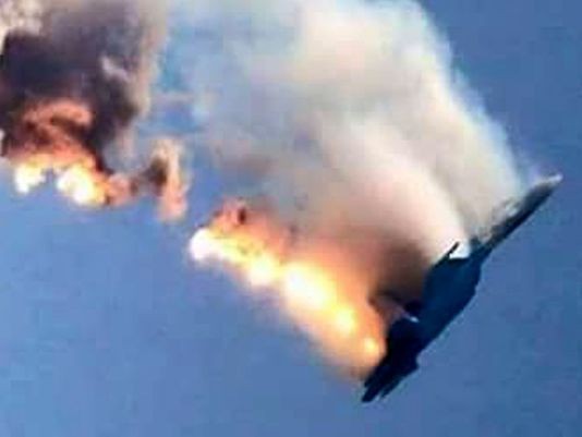 Máy bay Su-24 của Nga bốc cháy sau khi trúng tên lửa (ảnh cắt từ clip)