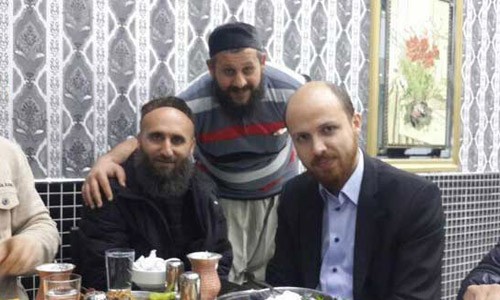 Con trai tổng thống Thổ Nhĩ Kỳ, ngoài cùng bên phải, bị nghi làm ăn với IS. Ảnh: RT