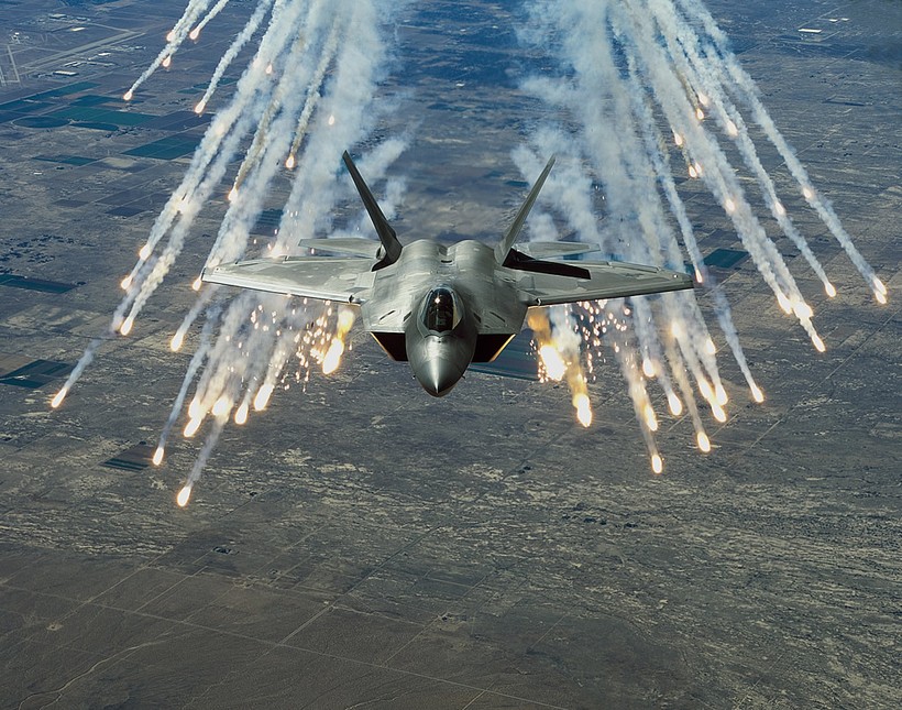 Siêu tiêm kích tàng hình F-22 "chim ăn thịt" của Mỹ