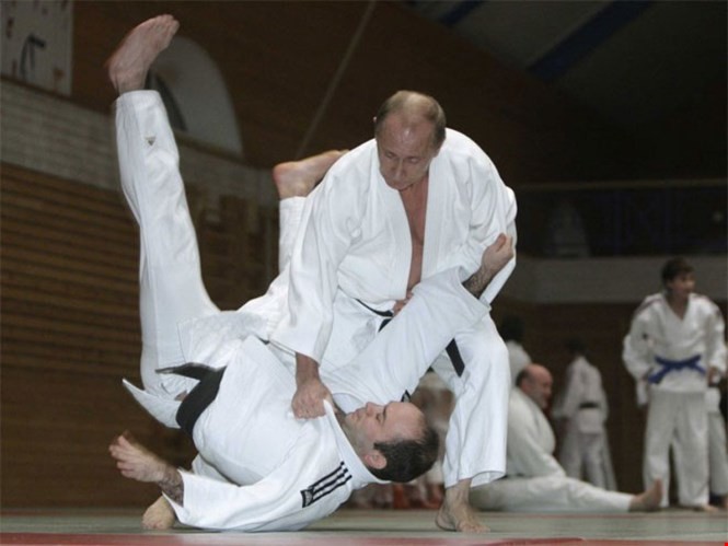 Ông Putin đeo đai đen môn Judo, bậc đai cao nhất - Ảnh: Reuters