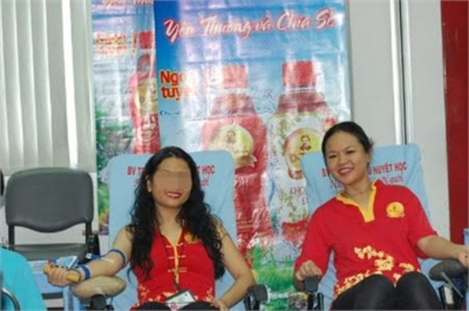 Bà Trần Ngọc Bích (phải) trong một sự kiện của Tân Hiệp Phát