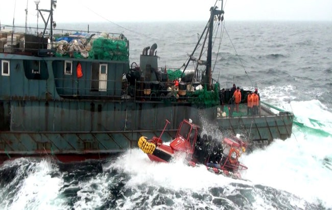 Tàu tuần tra Hàn Quốc truy đuổi tàu cá Trung Quốc đánh bắt trái phép ở biển Tây - Ảnh: Yonhap