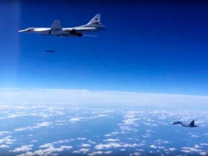 Tiêm kích Su-30SM (phải) hộ tống máy bay ném bom Tu-160 của Nga trong một đợt không kích tại Syria - Ảnh: Bộ Quốc phòng Nga