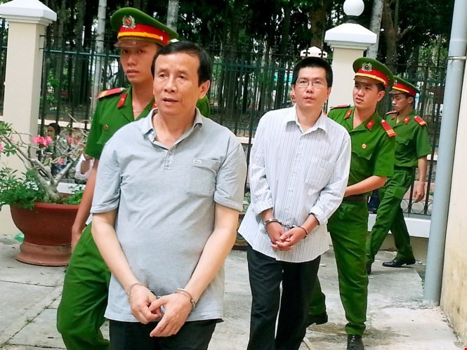 Các bị cáo áp tải đến phiên tòa xét xử phúc thẩm sáng 11.12 - Ảnh Trần Thanh Phong
