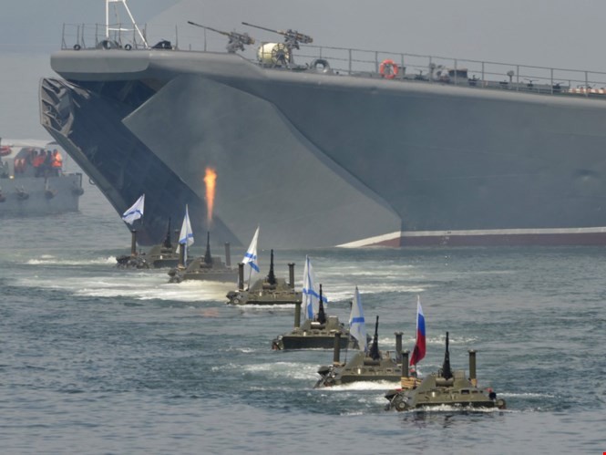Hải quân Nga thao diễn ở Vladivostok ngày 27.7.2014 - Ảnh: Reuters