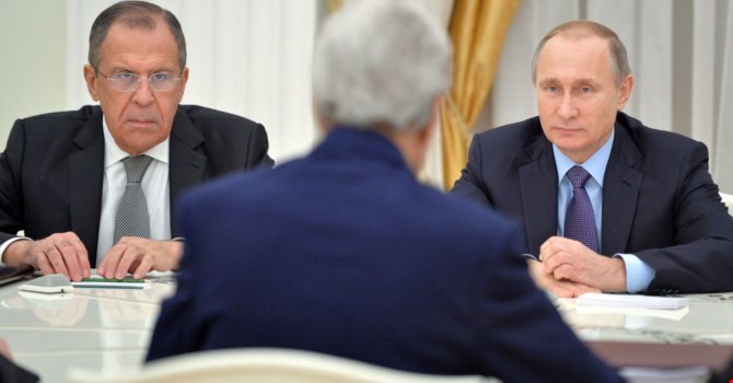Tổng thống Nga Vladimir Putin tiếp Ngoại trưởng Mỹ John Kerry và Ngoại trưởng Nga Sergei Lavrov tại điện Kremlin.