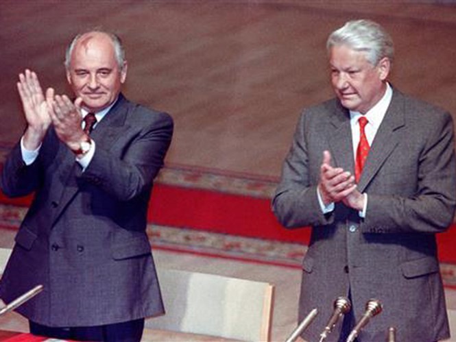 Tổng thống Nga Boris Yeltsin (phải) và Tổng thống Liên Xô Mikhail Gorbachev tại cuộc họp Xô viết tối cao Liên bang Nga ngày 23.8.1991 - Ảnh: Reuters