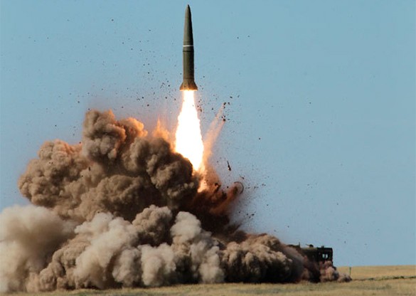 Tên lửa đạn đạo tầm ngắn Iskander khai hỏa trong một cuộc diễn tập