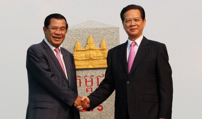 Thủ tướng Nguyễn Tấn Dũng và Thủ tướng Chính phủ Hoàng gia Campuchia Samdec Hun Sen đến dự lễ khánh thành cột mốc biên giới 275 - Ảnh: Đ. VỊNH