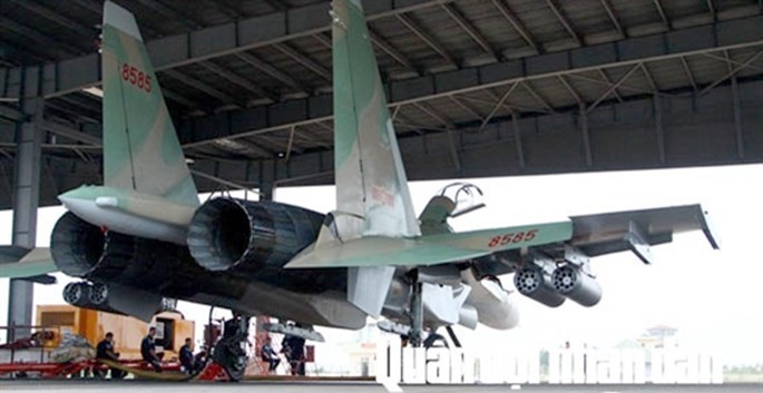 Su-30MK2 chuẩn bị trước khi bay ở Trung đoàn không quân 923, Sư đoàn không quân 371, Quân chủng Phòng không-Không quân tháng 10.2015 - Ảnh: Báo Quân đội Nhân dân