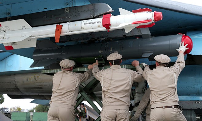 Binh sĩ Nga  lắp vũ khí lên máy bay phục vụ chiến dịch chống khủng bố tại Syria