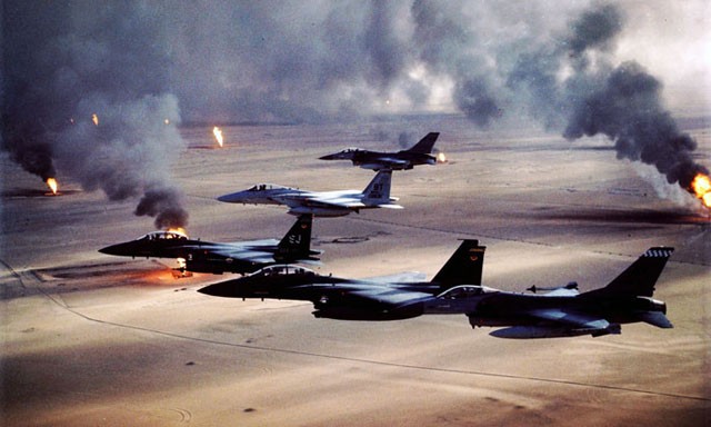Chiến dịch Bão táp sa mạc 1991: Các máy bay liên quân bay trên các mỏ dầu đang cháy ở Kuwait (Globallookpress)