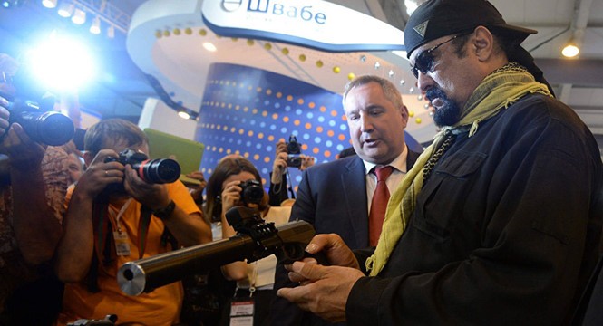 Phó thủ tướng Nga Dmitry Rogozin (trái) giới thiệu khẩu SPS với tài tử Mỹ Steven Seagal trong một cuộc triển lãm - Ảnh: RBTH