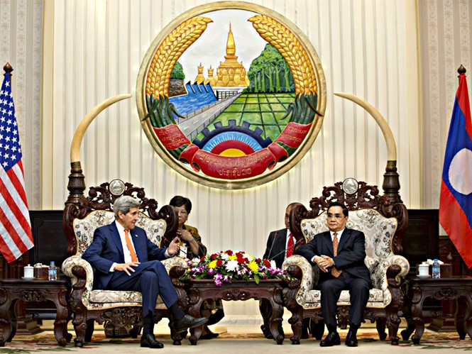 Thủ tướng Lào Thongsing Thammavong ngày 25.1 trong buổi gặp Ngoại trưởng Mỹ John Kerry, người đang có chuyến công du châu Á, cho biết sẽ thúc giục ASEAN đoàn kết nhằm khẳng định lập trường của khối này về vấn đề Biển Đông. Lào, với vai trò chủ tịch luân p