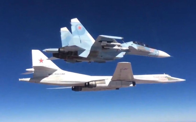 Tiêm kích Nga hộ tống máy bay ném bom chiến lược thực hiện không kích tại Syria