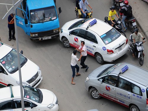 lái xe taxi đánh nhau ở Sài Gòn