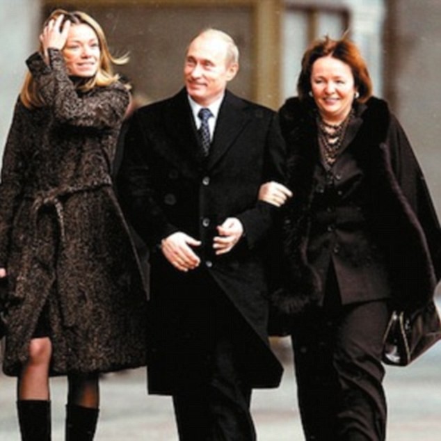 Ông Putin cùng người vợ cũ và con gái