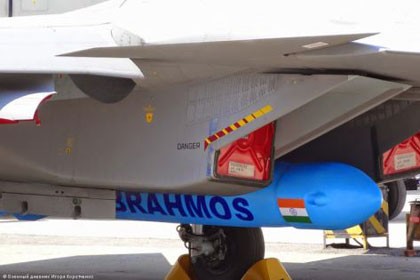 Maket tên lửa hành trình siêu âm BrahMos treo trên tiêm kích Su-30MKI tại triển lãm hàng không Aero India 2015 (Asian Defence News)