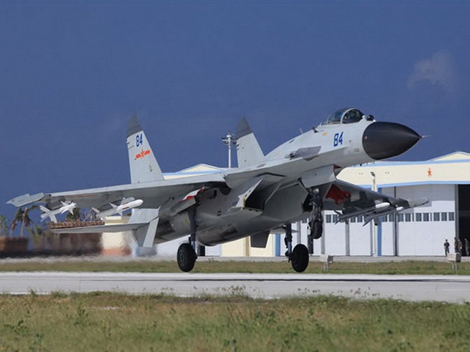 Chiến đấu cơ J-11 của Trung Quốc trên đường băng phi pháp ở đảo Phú Lâm - Ảnh: Sina