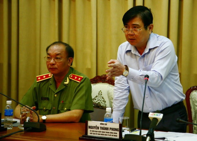 Chủ tịch UBND TP.HCM Nguyễn Thành Phong chỉ đạo hội nghị   - Ảnh: VIỄN SỰ