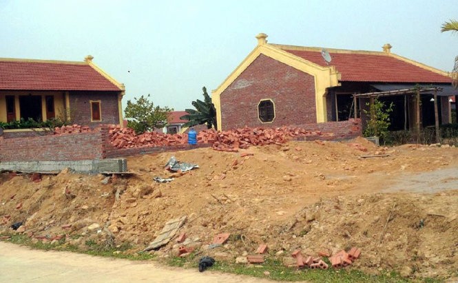 Trong số gần 60 căn nhà “điền viên thôn” ở xã Yên Bài, huyện Ba Vì, có nhiều công trình đến nay các cấp chính quyền vẫn chưa biết chủ sở hữu là ai vì việc mua bán đất không thông qua chính quyền, chưa được cấp giấy chứng nhận quyền sử dụng đất - Ảnh: Xuân