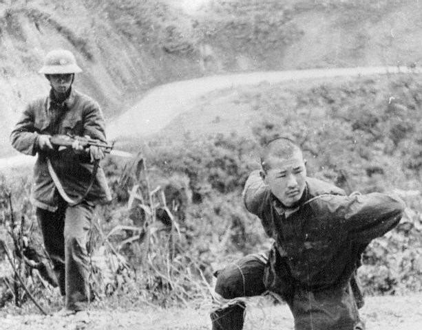 Lính Trung Quốc bị bộ đội ta bắt làm tù binh trong chiến tranh biên giới phía bắc năm 1979