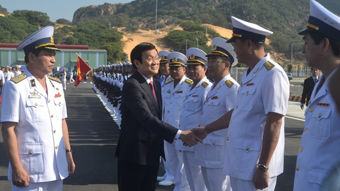 Chủ tịch nước Trương Tấn Sang chúc mừng Quân chủng Hải quân trong buổi lễ khai trương Cảng quốc tế Cam Ranh - Ảnh: Trần Đăng