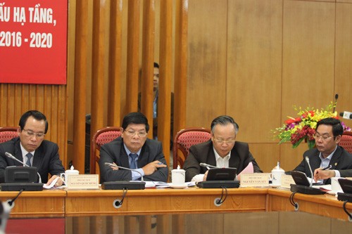 Các Phó chủ tịch UBND TP Hà Nội (từ trái qua): Vũ Hồng Khanh, Nguyễn Quốc Hùng, Nguyễn Văn Sửu, Lê Hồng Sơn. Ảnh: Võ Hải.