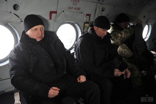 Ông Oleksandr Turchynov (trái) trong một chuyến bay thị sát. Ảnh: Unian