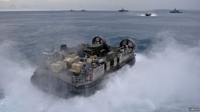Tàu đổ bộ đệm khí của Mỹ trong một cuộc tập trận hải quân