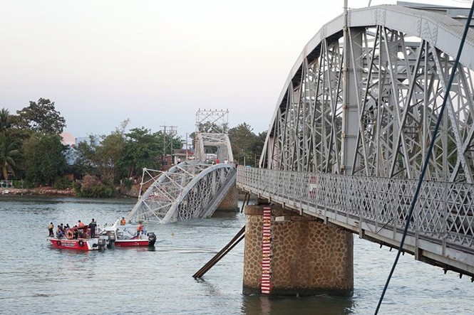 Cầu Ghềnh bị sâp khiến giao thông đường sắt Bắc-Nam bị ảnh hưởng nghiêm trọng