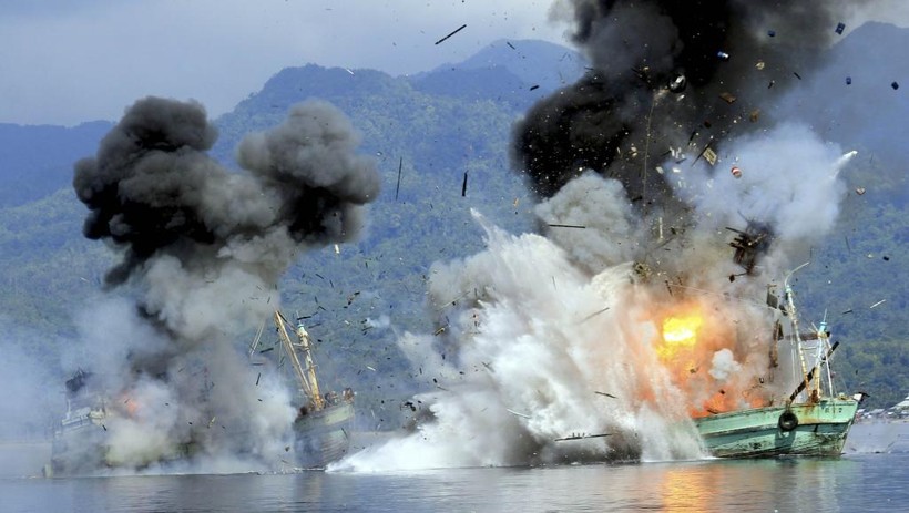 Indonesia dùng thuốc nổ đánh chìm tàu cá nước ngoài vi phạm lãnh hải