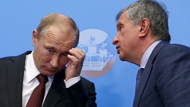 Tổng thống Nga Vladimir Putin (trái) sẽ phải đau đầu không ít với vụ lộ thông tin Mossack Fonseca - Ảnh: Reuters