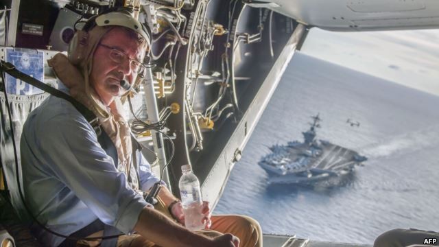 Bộ trưởng Quốc phòng Ashton Carter trên chiếc máy bay quân sự V-22 Osprey sau khi tới thăm hàng không mẫu hạm USS Theodore Roosevelt ngày 5/11/2015.