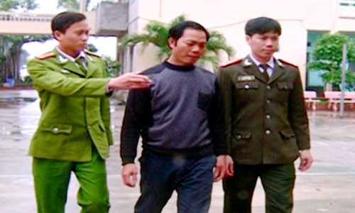 Cảnh sát bắt giữ Nguyễn Văn Hào khi người này đang tổ chức đưa người sang Trung Quốc trái phép. Ảnh: Lam Sơn.