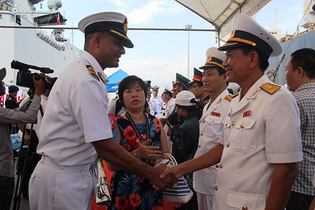 Sĩ quan hải quân Ấn Độ trong chuyến tàu khu trục thăm cảng Đà Nẵng của Việt Nam