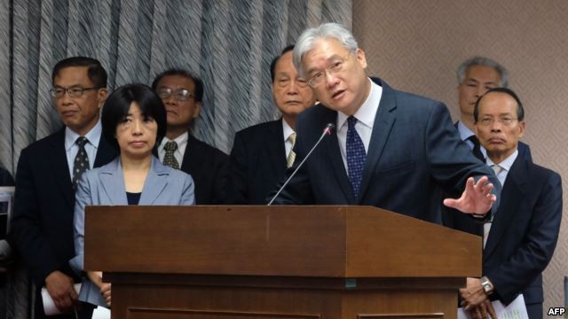 Ông Andrew Hsia (thứ 3-bên phải), Bộ trưởng Hội đồng giao Đại lục, phát biểu tại Ủy ban Nội vụ của Quốc hội Đài Loan vào ngày 13/4/2016.